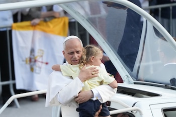 El papa León XIV abraza a una niña a su llegada a la vigilia de oración, en el Estadio Olímpico Lluís Companys, a 9 de junio de 2026, en Barcelona. (David Zorrakino / Europa Press)