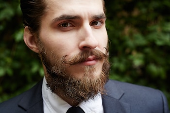 El bigote protagonista vuelve a ser tendencia y aporta carácter al estilo personal masculino (Freepik)