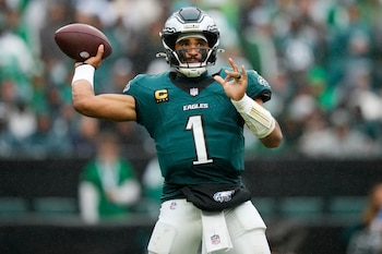 Jalen Hurts se perderá el resto de la temporada por coágulos sanguíneos en los pulmones. (AP Foto/Matt Slocum)