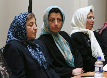 Narges Mohammadi, en el centro,