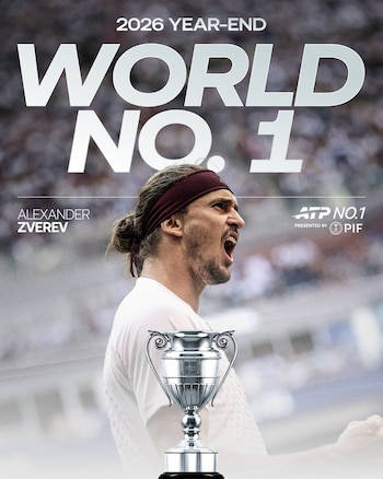 Alexander Zverev con la boca abierta y una cinta roja en la cabeza detrás de un trofeo plateado y textos informativos