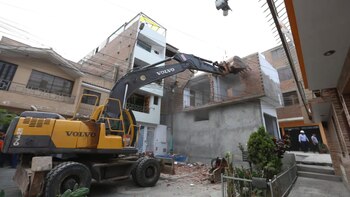 Casa construida en medio de