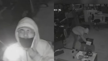Captura de video de cámara de seguridad dividida en dos tomas con un hombre encapuchado en primer plano y el interior de una oficina