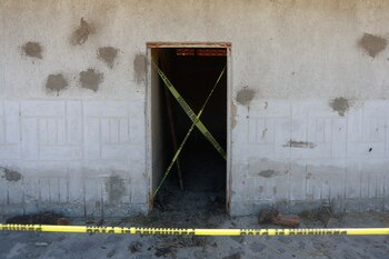 Cinta policial impide pasar al