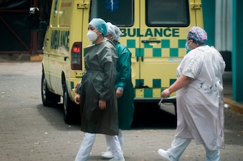 Los médicos internos sostienen la atención cotidiana en Nicaragua con consultas, historias clínicas, procedimientos básicos y rotaciones por Cirugía, Medicina Interna, Ginecología y Obstetricia, Pediatría y Centros de Salud. /(EFE/Carlos Herrera/Archivo)