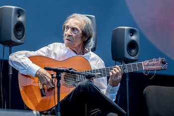 El guitarrista Pepe Habichuela, durante un homenaje al aclamado guitarrista, Pepe Habichuela, en el Real Jardín Botánico Alfonso XIII, dentro del festival Noches del Botánico, a 18 de junio de 2025, en Madrid (España). Un grupo de músicos liderados por Josemi Carmona, rinde homenaje al guitarrista Pepe Habichuela, nacido en Granada en 1944. Es una figura clave del flamenco y miembro de una de las sagas más influyentes de la guitarra, siendo nieto, hijo, hermano y padre de reconocidos guitarristas. Su carrera despegó en Madrid en los años 60, colaborando con grandes como Camarón de la Isla y Juanito Valderrama, y fue galardonado con el Premio Nacional de Discografía en 1975. El homenaje reúne a artistas como Sandra Carrasco, Ángeles Toledano y Pitingo en el cante, junto a guitarristas y músicos de la talla de David de Arahal, Javier Colina y Antonio Serrano. (Europa Press)