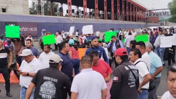Le cumplen amenaza al gobierno: transportistas bloquean Calzada Ignacio Zaragoza, en Iztapalapa