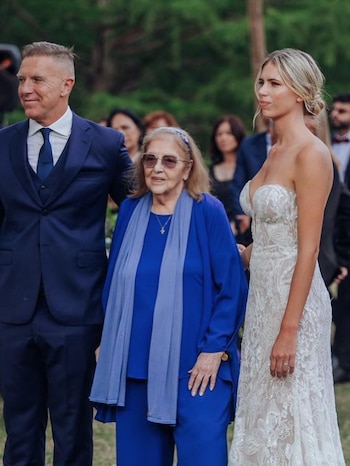 Alejandro Fantino y Coni Mosqueira con Chita el día de su casamiento