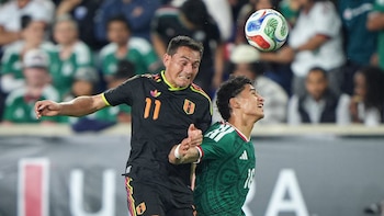 Jairo Vélez luchando por los aires por un balón ante México. - Crédito: FPF