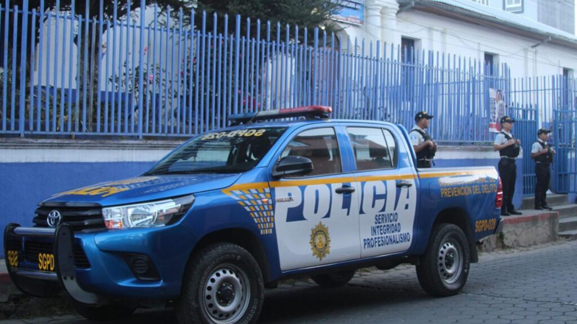 Un vehículo de la Policía Nacional Civil de Guatemala y agentes patrullan el exterior de una escuela, como parte de los esfuerzos para garantizar la seguridad en los centros educativos. (PNCdeGuatemala)