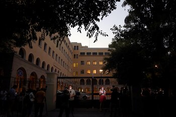 Periodistas fuera del Monasterio de