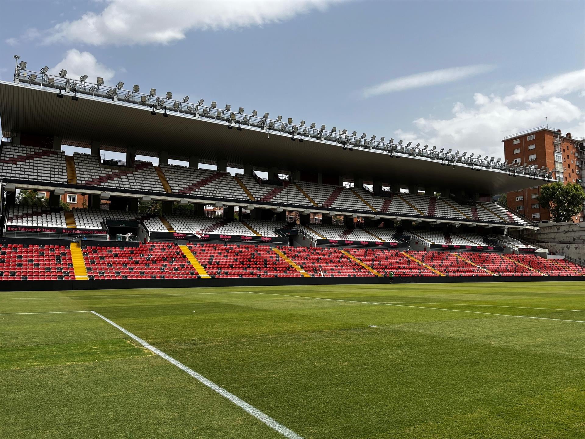 El Gobierno de Ayuso denuncia al Rayo ante la Policía por no darle acceso al estadio para empezar las obras