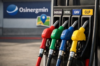 Cuatro boquillas de surtidores de combustible rojo, verde, azul y amarillo con sus etiquetas. Al fondo, un cartel con el logo de Osinergmin y la app Facilito.