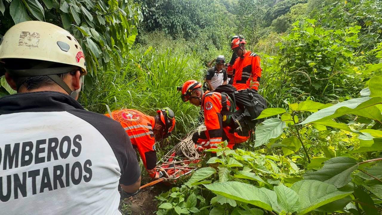 Bomberos Voluntarios informaron que la víctima golpeó la cabeza con una roca y sufrió politraumatismo severo que le causó la muerte. (Facebook)