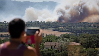 Detenido el presunto autor del incendio que arrasa Les Gavarres (Girona) y que confina a varios municipios en la Costa Brava