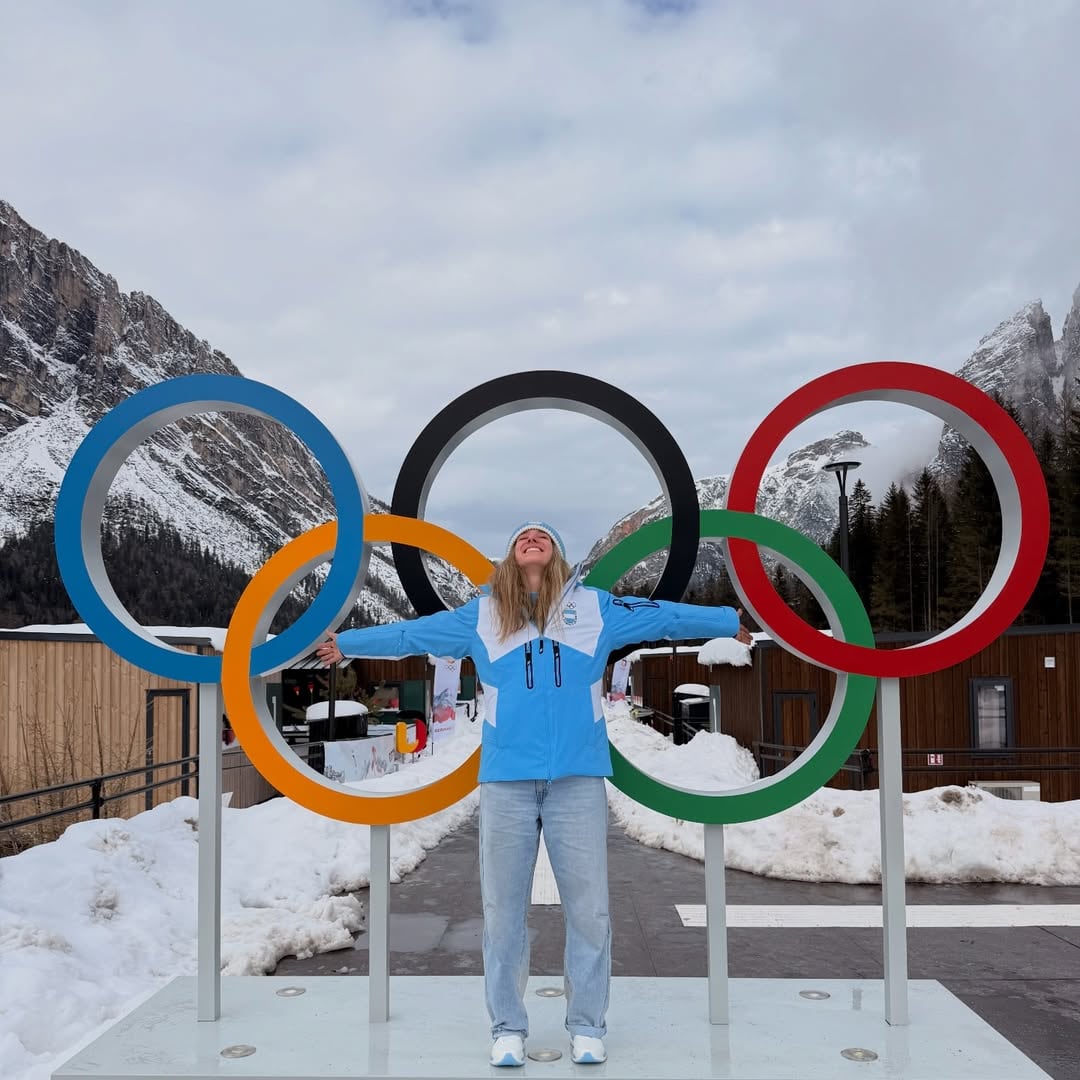 Baruzzi con los anillos olímpicos en la Villa Olímpica de Cortina d'Ampezzo