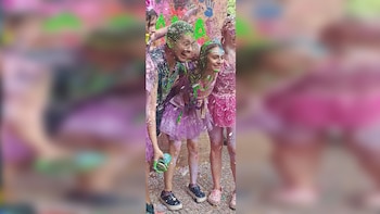 Una maestra la golpeó, una