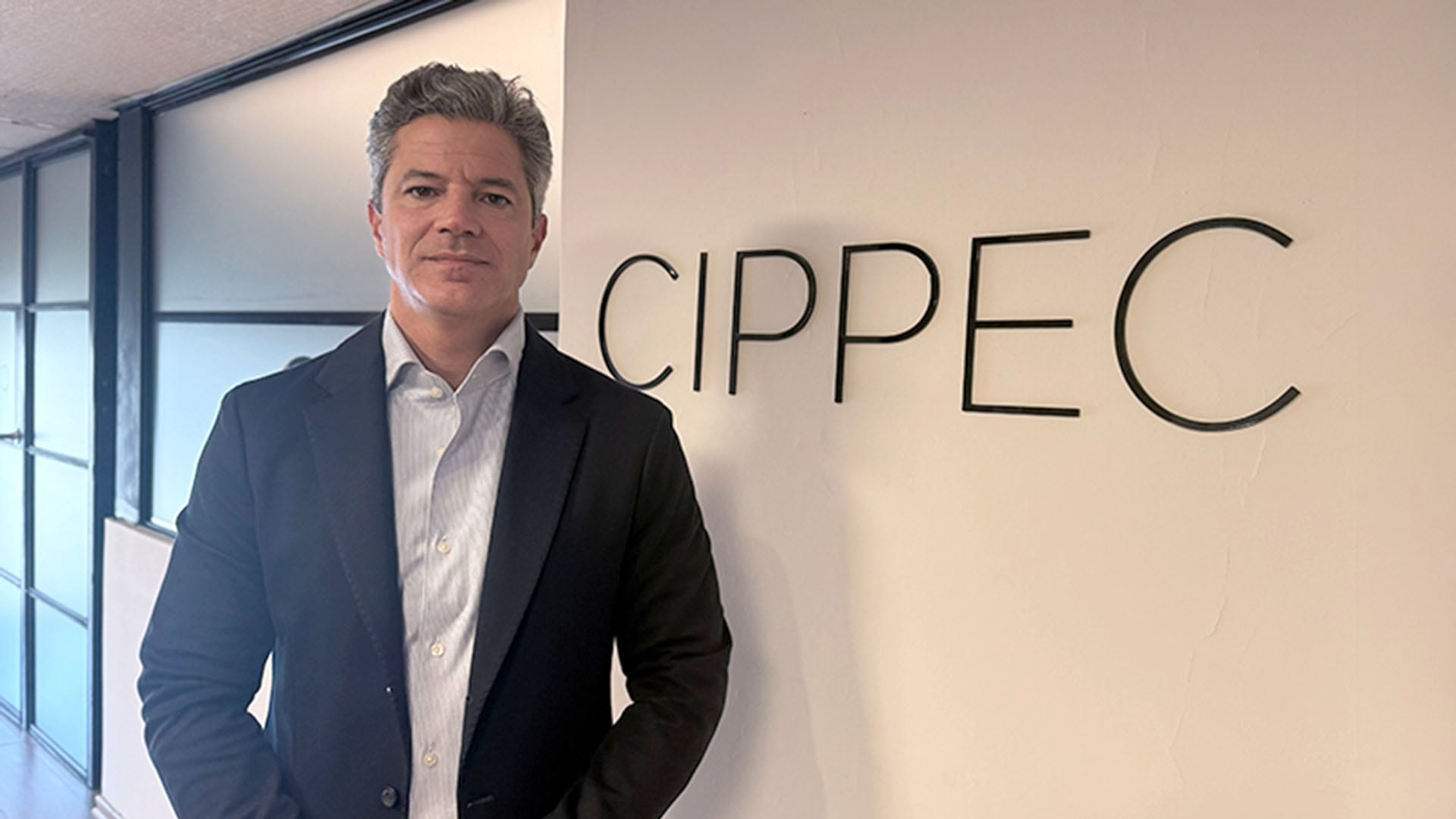 El economista Luciano Laspina posa en la sede de CIPPEC, institución dedicada al análisis y propuestas de políticas públicas para el desarrollo argentino. (CIPPEC)