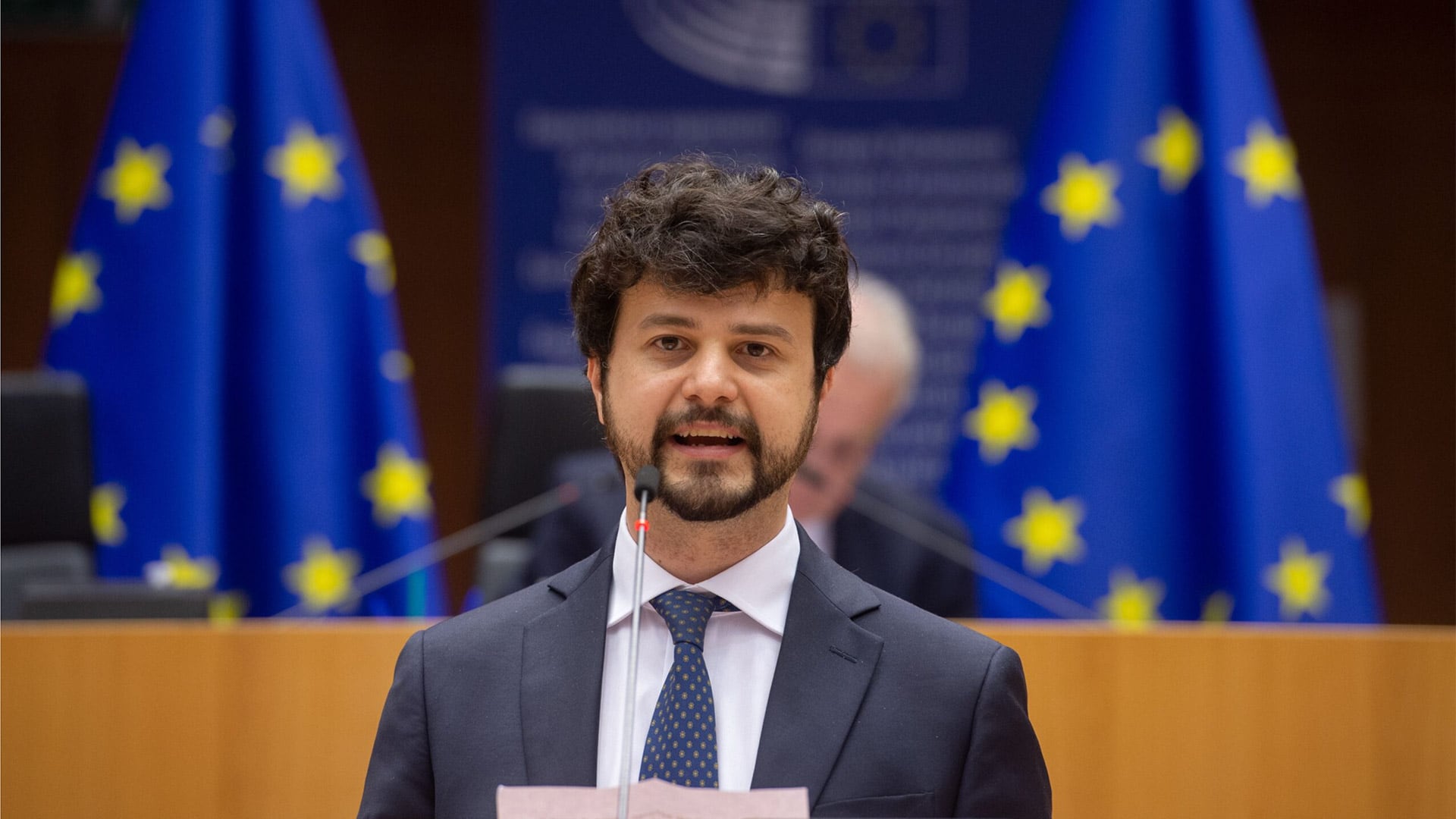 El eurodiputado socialdemócrata Brando Benifei sostuvo que Bruselas debe actuar con mayor firmeza frente a Washington