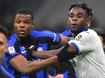 El delantero colombiano Duván Zapata habría entrado en la órbita del Inter de Milán. Foto: REUTERS/Daniele Mascolo.