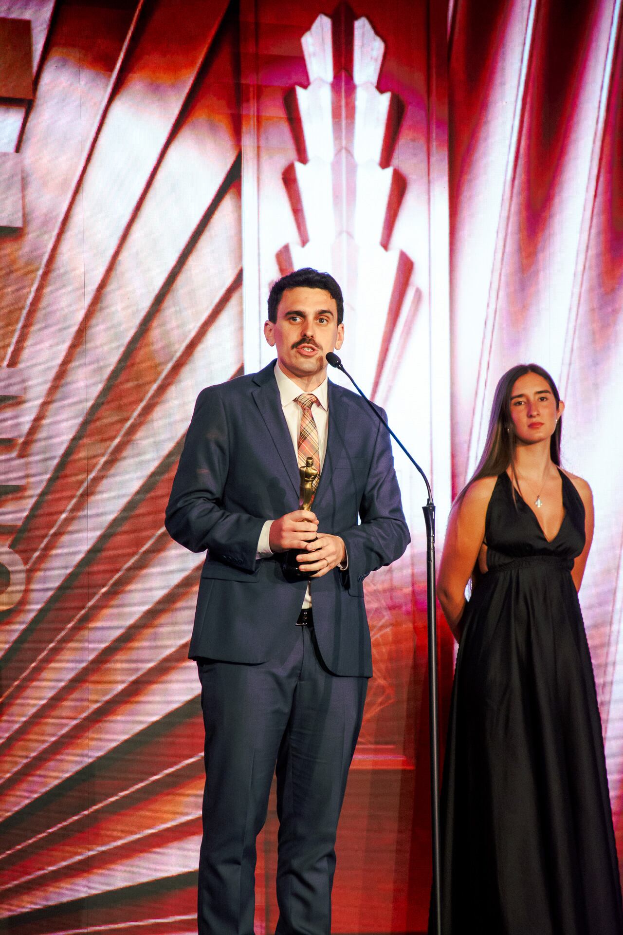 Manu Jove, ganador como Mejor Cronista/Movilero, emocionó con un discurso donde denunció los excesos de las fuerzas de seguridad durante las coberturas en la calle (Prensa Martín Fierro de Cable)