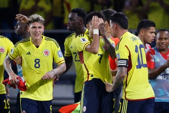 Luis Díaz (d) de Colombia celebra un gol este 16 de noviembre de 2023, en un partido de las Eliminatorias Sudamericanas para la Copa Mundial de Fútbol 2026. EFE/ Mauricio Dueñas Castañeda