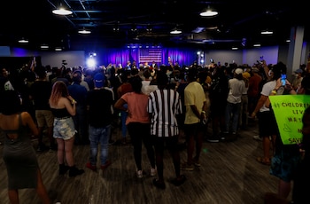 Una multitud, en su mayoría