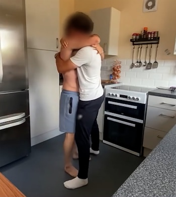 Un padre soltero que sobrevivió al cáncer gana un millón de libras en la lotería