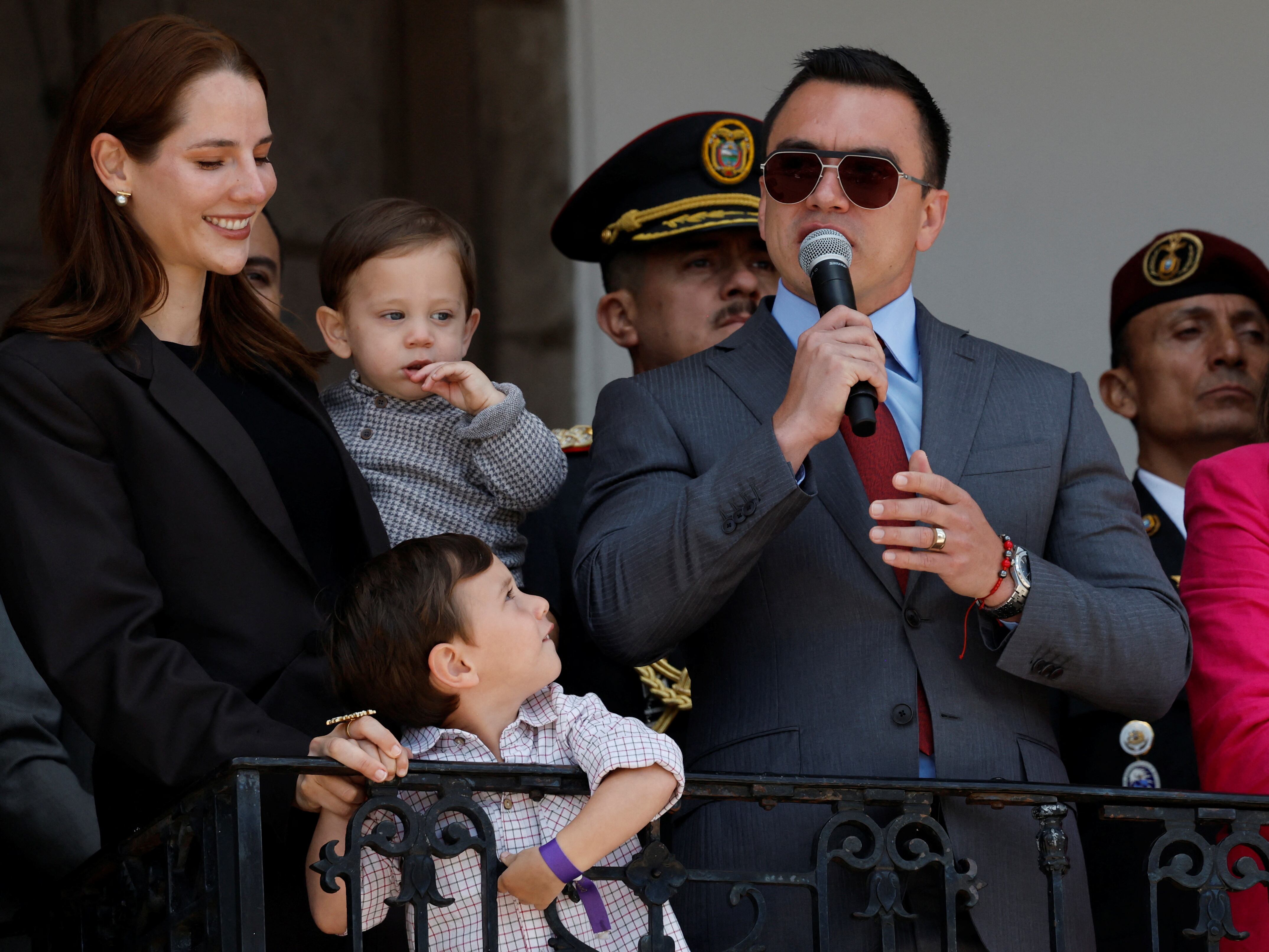 El presidente de Ecuador, Daniel Noboa, declarado ganador en las elecciones presidenciales, se dirige a sus partidarios durante una ceremonia de cambio de guardia militar, en el balcón del palacio de gobierno, en Quito, Ecuador, el 15 de abril de 2025. REUTERS/Daniel Becerril