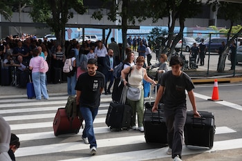 Venezuela reanudó las operaciones en su principal aeropuerto tras los sismos