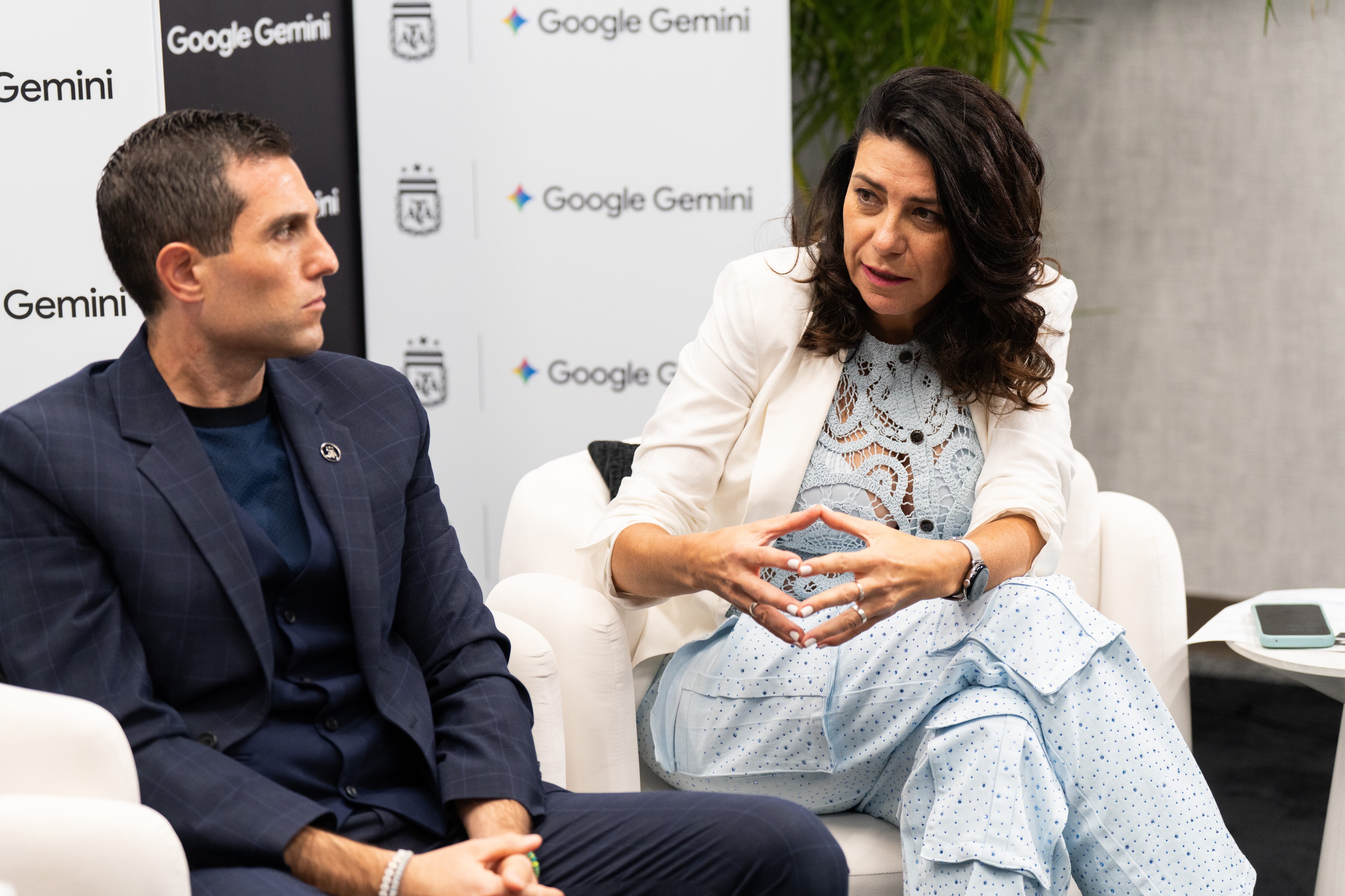 Leandro Petersen, de AFA, escucha a Florencia Sabatini, de Google: