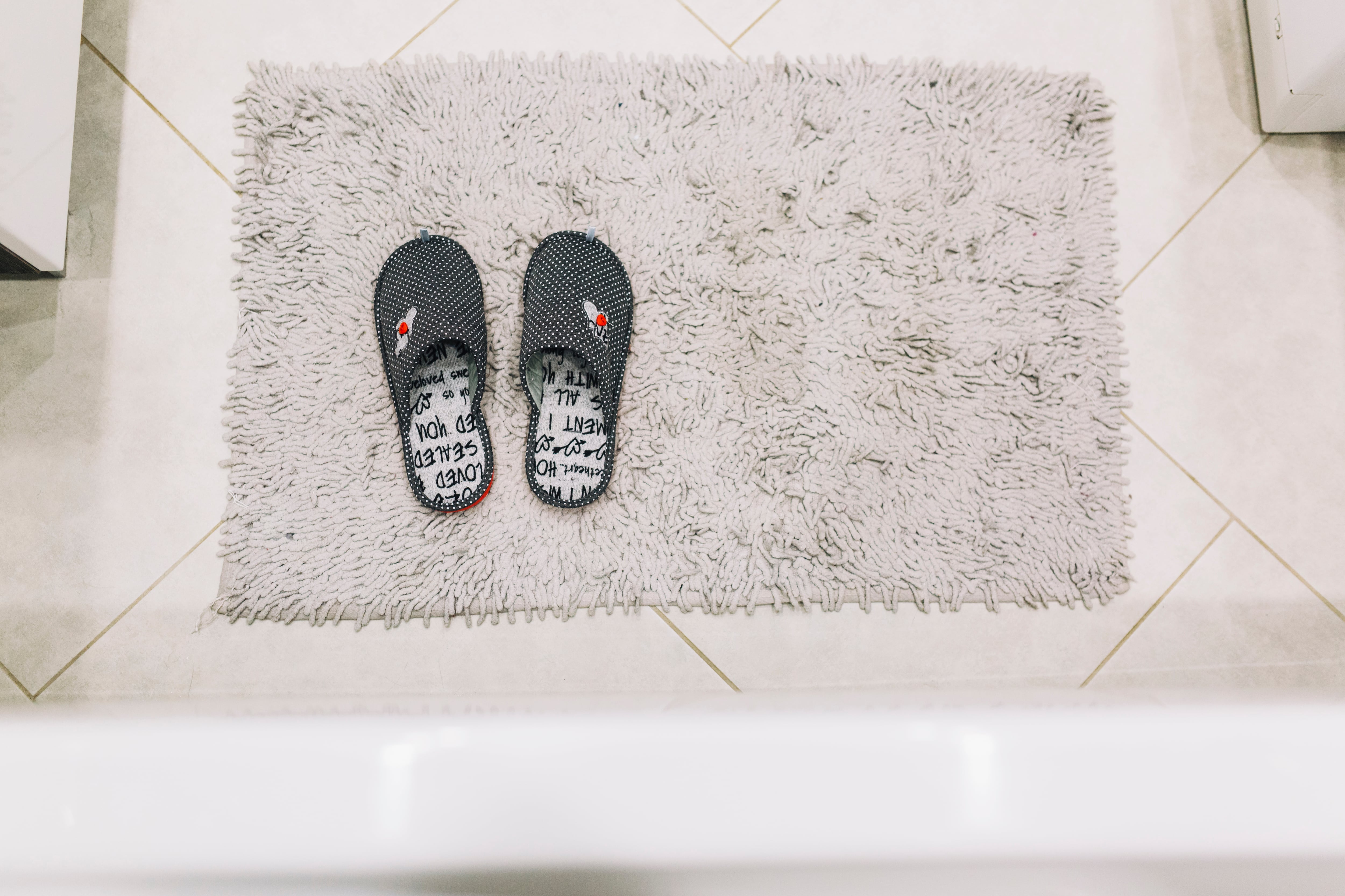 La parte más sucia del baño: la alfombrilla (Freepik)