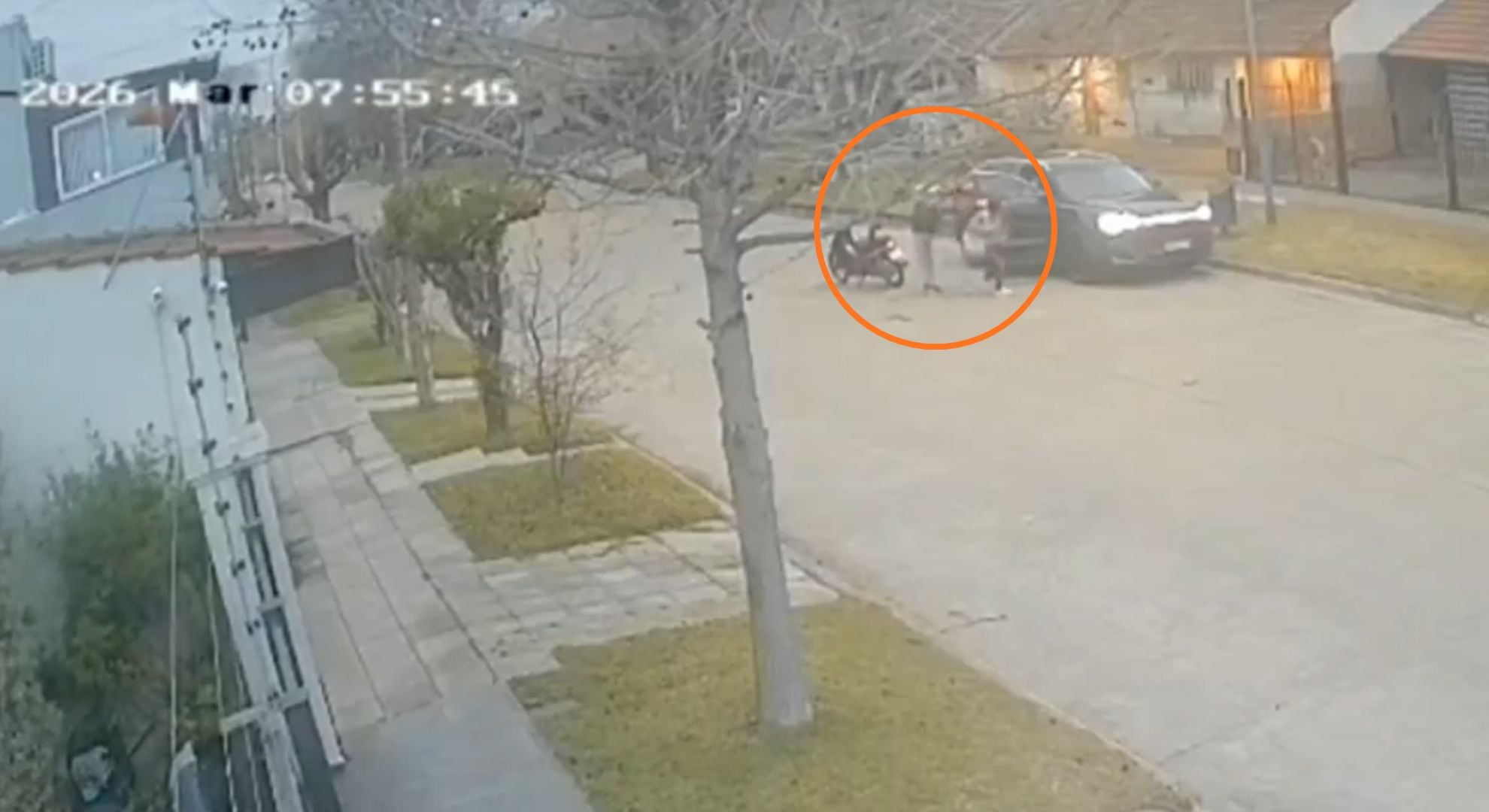 El momento en el que las víctimas fueron bajadas del vehículo