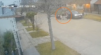 El momento en el que las víctimas fueron bajadas del vehículo