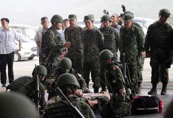 Lai observa un ejercicio de