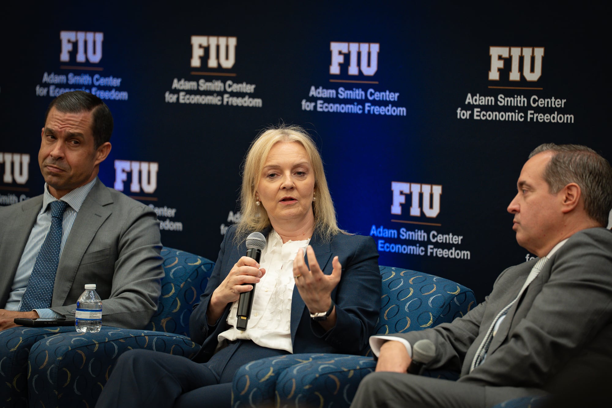 El Centro Adam Smith de FIU presentó su novena cohorte de fellows y reforzó un programa que acerca a los estudiantes a ex jefes de gobierno, juristas y funcionarios internacionales. (Nacho Films)
