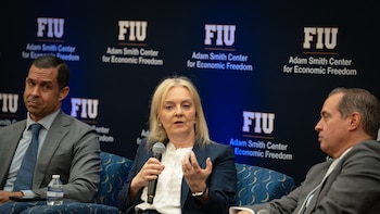 Liz Truss encabezó un encuentro sobre poder, energía, democracia y liderazgo en la FIU