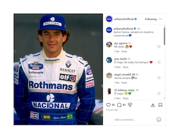 Primer plano de Ayrton Senna, un hombre con gorra azul con 'NACIONAL' y traje de carreras azul y blanco, sonriendo ligeramente