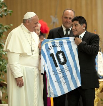 El primer obsequio de Maradona