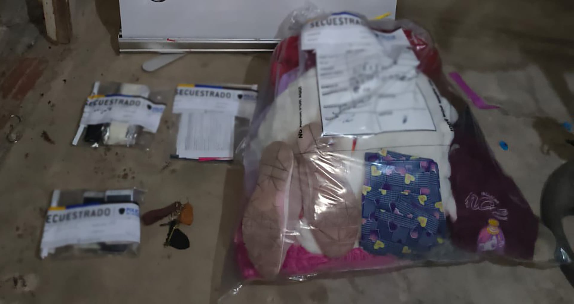 Evidencia incautada durante el operativo policial en el que la Policía de la Ciudad rescató a una niña de 8 años de explotación sexual y detuvo a dos personas, entre ellas a su madre.