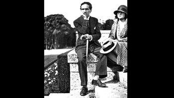 César Vallejo al lado de
