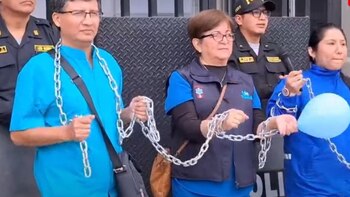 Enfermeros se encadenan y exigen