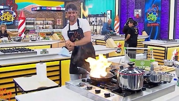 Antonio Pavón preocupó a sus compañeros con su peligrosa receta para freir huevo.