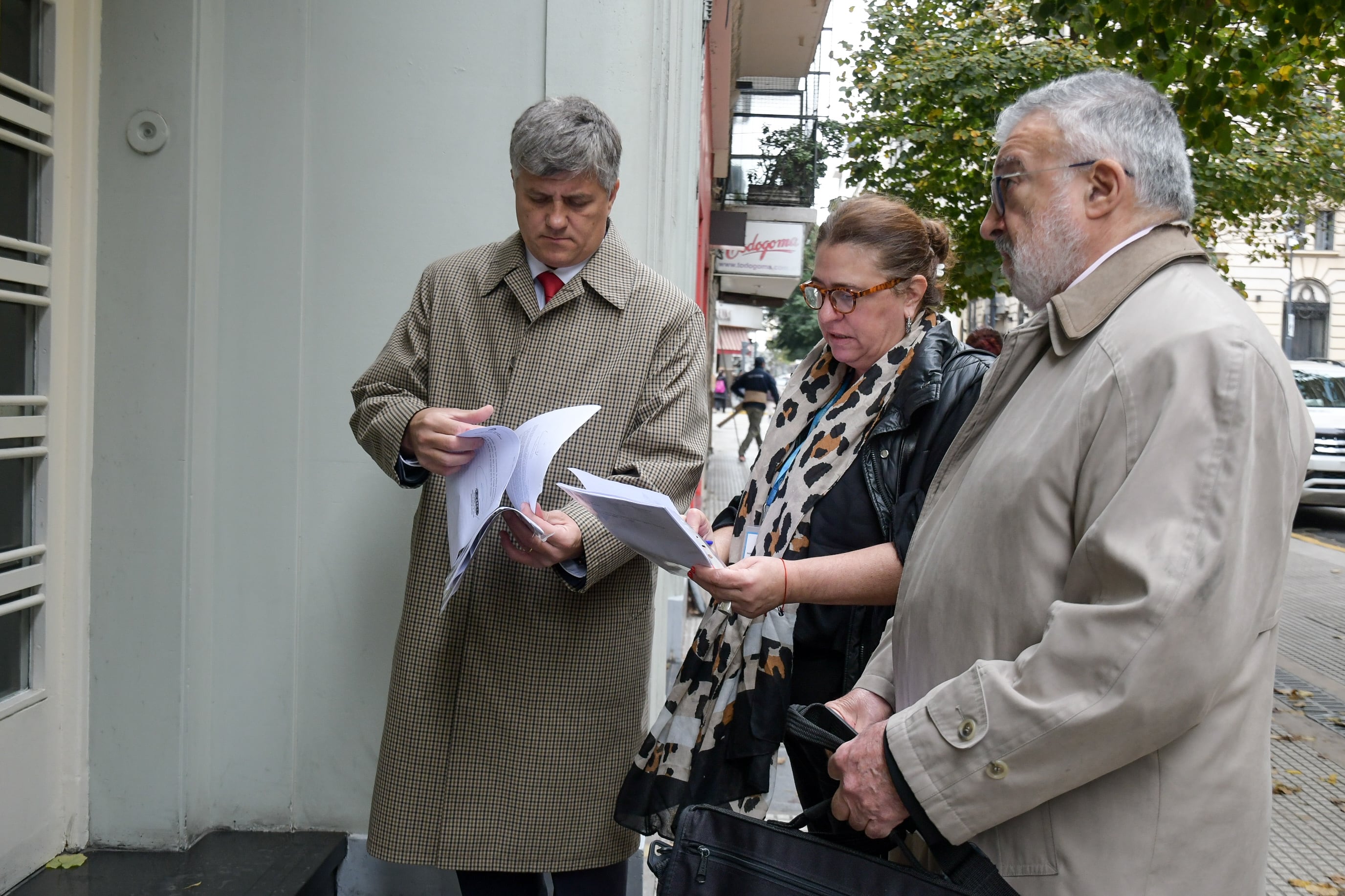 El abogado Diego Coste y el contador Miguel Pappacena se hicieron presentes en el edificio de la AFA (RSFotos)