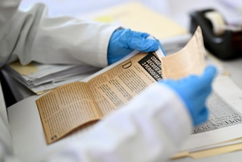 Entre los archivos de guerra de Guatemala, así se ve una jornada de documentación de archivos de guerra