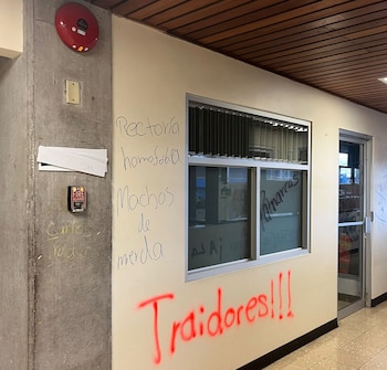 Grafittis realizados por los estudiantes dentro de las instalaciones de la Rectoría de la UCR. Fuente: CR HOY