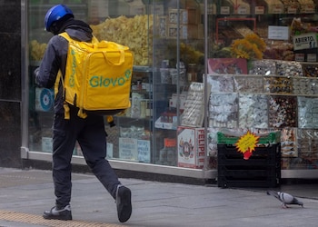 Foto de archivo de un repartidor de Glovo, a 2 de diciembre de 2024, en Madrid (España). (Eduardo Parra./ Europa Press)