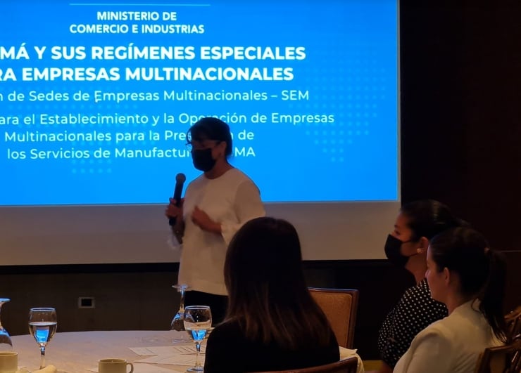 Las empresas multinacionales contribuyen en la transferencia de conocimiento, tecnología y capacidades.