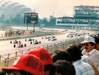 Foto del Gran Premio de Fórmula 1 en 1986, en la salida de la extinta curva peraltada del Autódromo Hermanos Rodríguez (Foto: Facebook/Autódromo Hnos. Rodríguez)