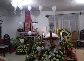 Funeral de Renata, tras ser